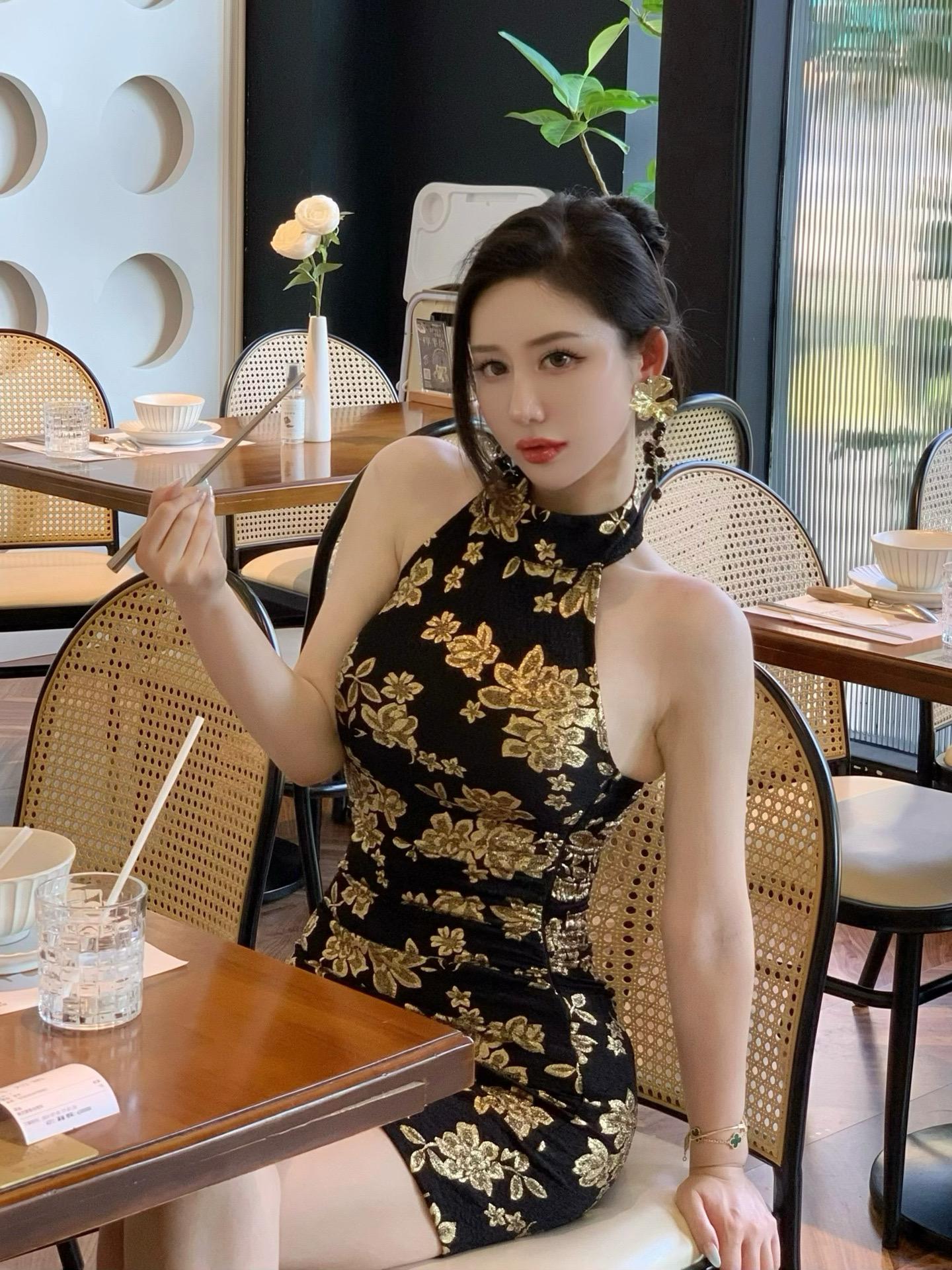 不爱笑的赛琳微密圈视频泄露,豹纹连体衣的性感魅力