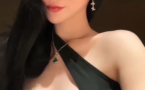 不爱笑的赛琳微密圈视频泄露，豹纹连体衣的性感魅力