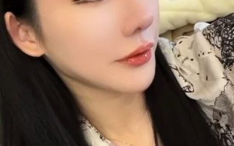 不爱笑的赛琳微博精选，她的绝美连体比基尼写真