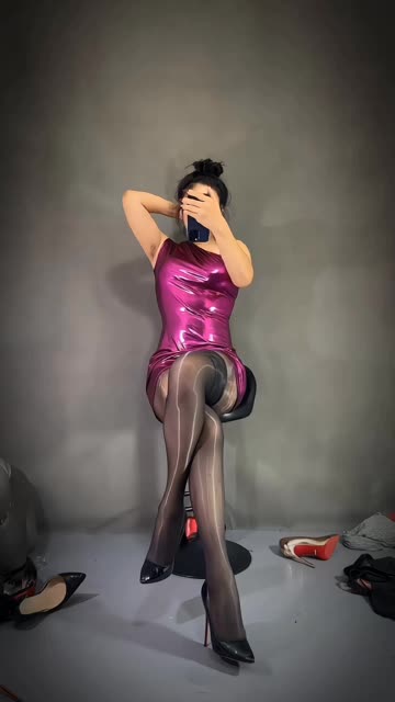 夜晚回家停车场里的晚苏susu,空姐制服加黑丝穿搭尽显修长美腿