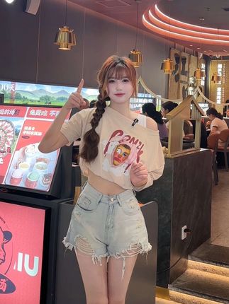 草莓粥粥的故事:从直播新星到B站百万粉丝UP主的崛起之路