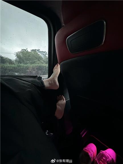 张鑫baby纯情小妹微密圈作品甜美与自然并存的写真大赏，私房写真惊艳四座