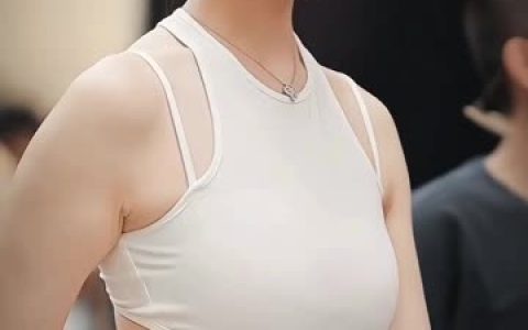 是小逗逗圈内的护士装写真美不胜收，看小逗逗的白衣天使装扮