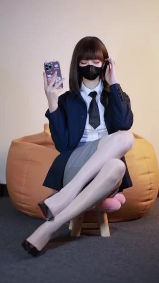 白龙猫女微密圈黑丝连裤袜作品亮相!白龙猫女连裤袜作品大赏,独特风格展示