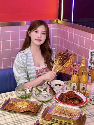 十万口草莓粥粥舰长图作品全集，最美舰长引发热议