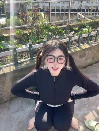 微密圈可爱的肉巴最新性感图集，黑丝套装的时尚与性感交织