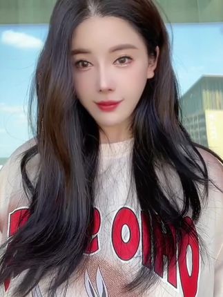 猪小七S型曲线身材引发热议！猪小七的美妙身材全解析