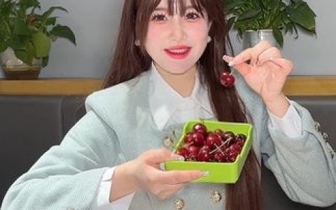 十万口草莓粥粥舰长图高清合集，最具人气的写真集锦