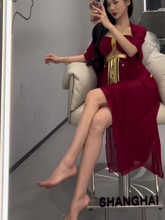 黎允熙baby的灰色后妈裙，作品赏析她的美腿有多靓丽？