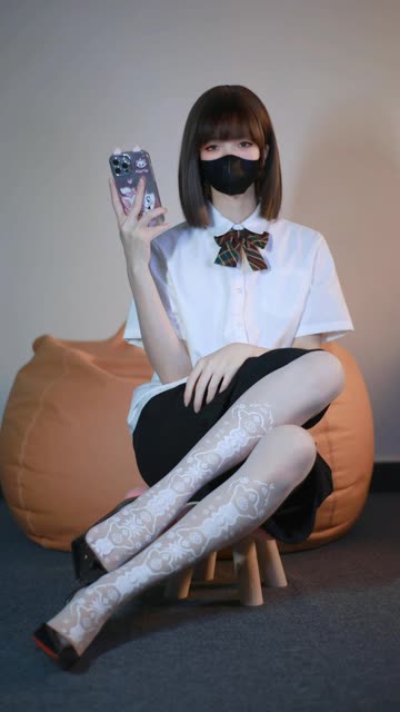 白龙猫女油亮黑丝小皮靴作品赏析,白龙猫女黑丝搭配小皮靴魅力十足的秘密