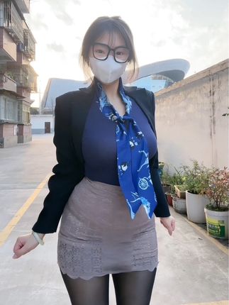 可爱的肉巴微密圈黑丝套装，她的身材和气场都让人上瘾