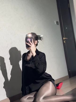 蕾丝吊带搭配透视外套!可可西yyy微密圈新作令人期待