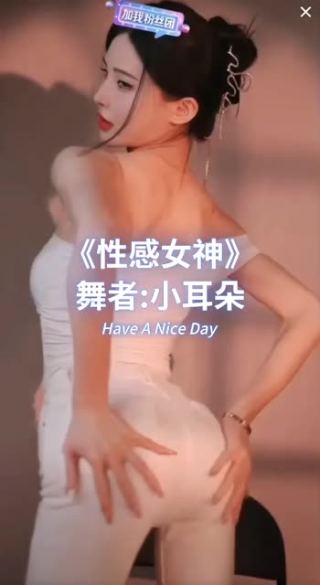 是小逗逗圈内的护士装写真美不胜收，看小逗逗的白衣天使装扮