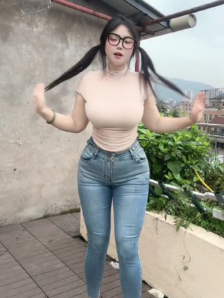 微密圈私密视频曝光,可爱的肉巴最新黑丝作品引发热潮