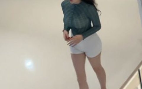 蕾丝吊带搭配透视外套！可可西yyy微密圈新作令人期待