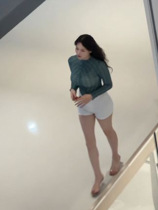 蕾丝吊带搭配透视外套!可可西yyy微密圈新作令人期待