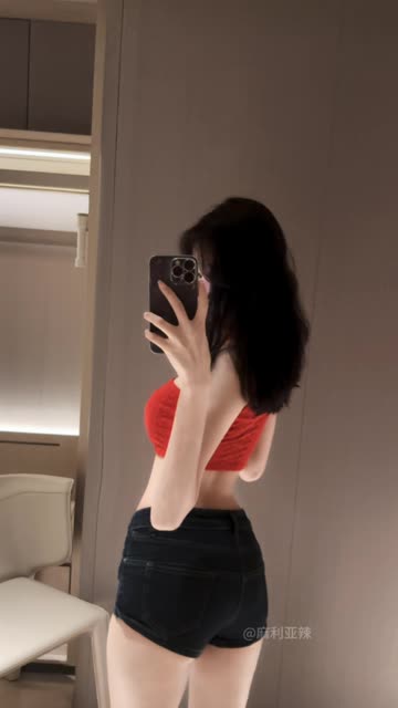 麻利亚辣微密圈女神的青涩与成熟并存，微密圈中的独特魅力