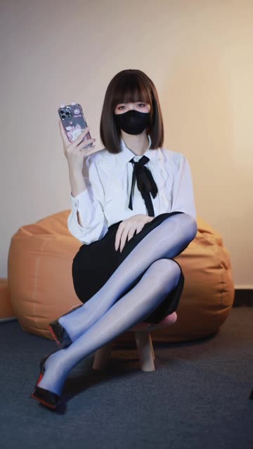 白龙猫女油亮黑丝小皮靴作品赏析,白龙猫女黑丝搭配小皮靴魅力十足的秘密