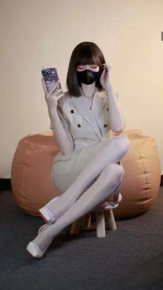 白龙猫女微密圈黑丝连裤袜作品亮相!白龙猫女连裤袜作品大赏,独特风格展示