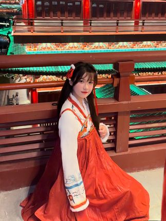 十万口草莓粥粥舰长图作品全集，最美舰长引发热议