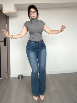 微密圈可爱的肉巴最新性感图集，微胖女神的独特风格展示