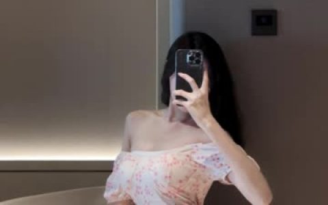 麻利亚辣微密圈女神的青涩与成熟并存，微密圈中的独特魅力