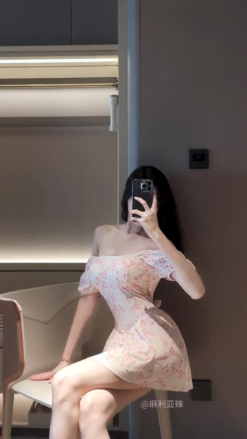 麻利亚辣微密圈女神的青涩与成熟并存，微密圈中的独特魅力