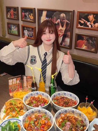 十万口草莓粥粥写真视频打包,网红舰长的独特风采