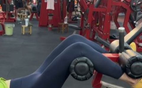 猪小七 性感与可爱并存的街拍女神，猪小七街拍照片集锦性感与可爱的结合