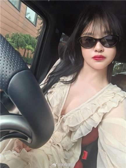 张鑫baby纯情小妹微密圈作品甜美与自然并存的写真大赏，私房写真惊艳四座