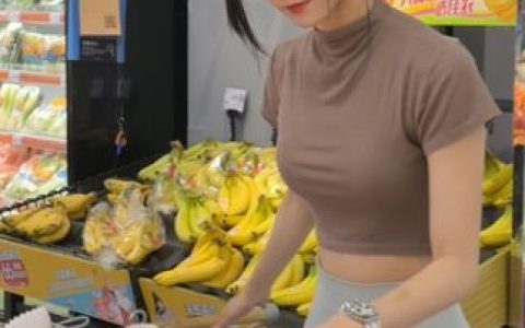 抖音美女李嘉欣97，微密圈子作品“红色伊人”展示内衣穿搭