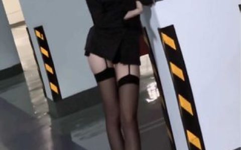 微密圈美了个滢228万粉丝御姐红色套装作品赏析