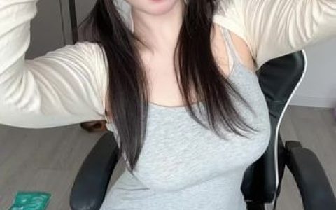 可爱的肉巴微密圈黑丝套装，她的身材和气场都让人上瘾