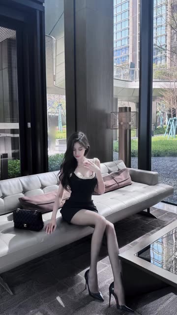 麻利亚辣一字马绝技惊艳全网的柔韧度展示，微密圈中的超柔妹子