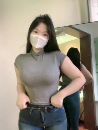 微密圈可爱的肉巴最新性感图集，黑丝套装的时尚与性感交织