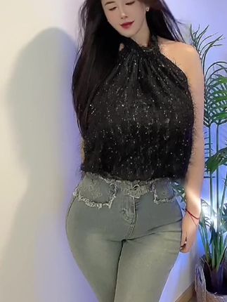 微密圈红人猪小七有颜值有身材，粉丝飙升，261万粉丝博主猪小七大灯太晃了