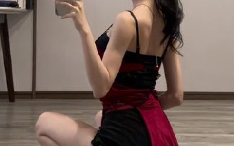 黎允熙baby灰色后妈裙性感美腿一览无遗，黎允熙baby的低调风格