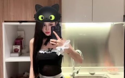 微密圈爆款！艾拉·Isla粉色牛仔短裤美照，图集火爆分享