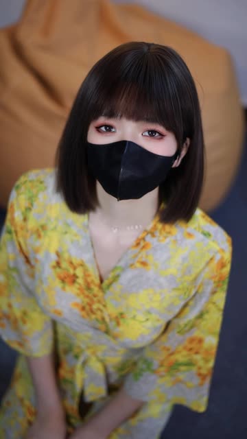 微密圈_白龙猫女的红底极光造型解析，网红白龙猫女的时尚魅力