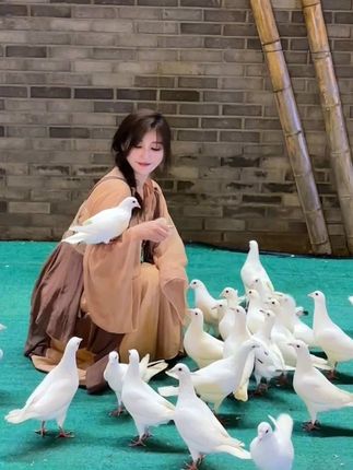 草莓粥粥B站舰长图集分享,她的经典COS作品究竟有多火?