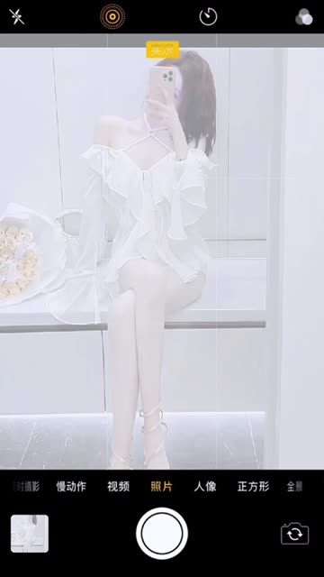 是小逗逗圈内的护士装写真美不胜收，看小逗逗的白衣天使装扮