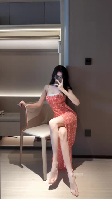 麻利亚辣微密圈女神的青涩与成熟并存，微密圈中的独特魅力