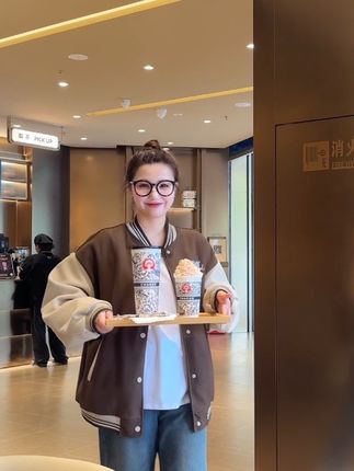 十万口草莓粥粥的航海冒险，粉丝见证她的每一步