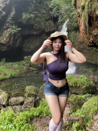 微密圈限时开放可爱的肉巴最新作品,黑丝性感魅力再现