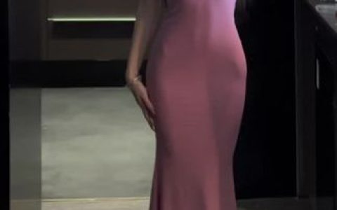 黎允熙baby的灰色后妈裙，作品赏析她的美腿有多靓丽？