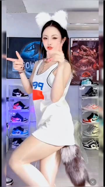 一只霸王兽翻白眼视频,视频中的搞笑瞬间大曝光