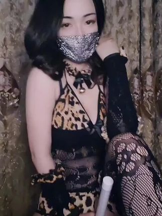 一个小球球定制游戏舞蹈视频，游戏中的她为何如此受欢迎？