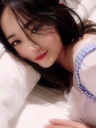 一个小球球定制游戏舞蹈视频，游戏中的她为何如此受欢迎？