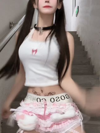 萱萱仙女短视频合集，热门卡点视频《朝你大胯捏一把》