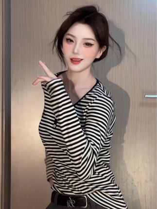 桃酥酥表情包火出圈,虎牙人气主播的多面魅力